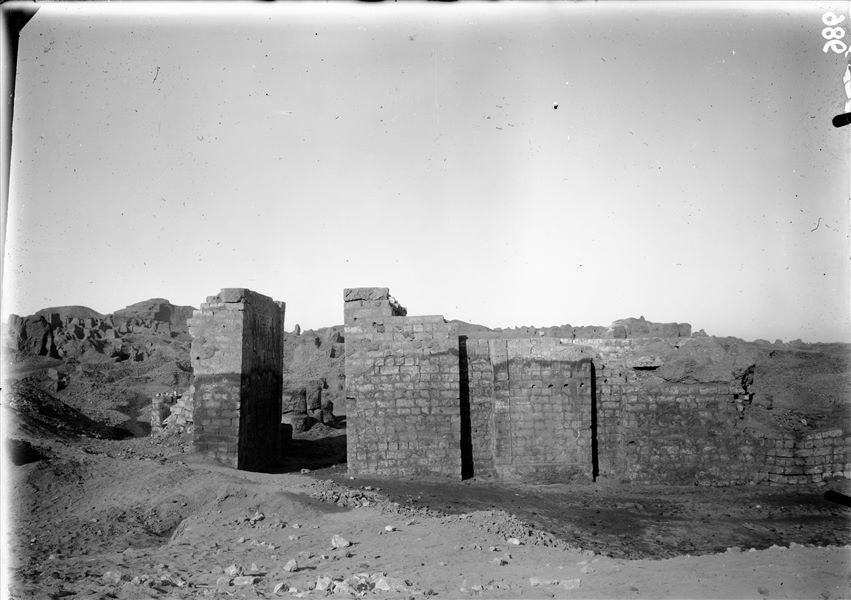 Veduta frontale dei resti del tempio di Amon (e Thot) all’interno del temenos del santuario di Thot, costruito da Ramesse II e decorato da Merenptah e poi da Seti II. Scavi Schiaparelli.