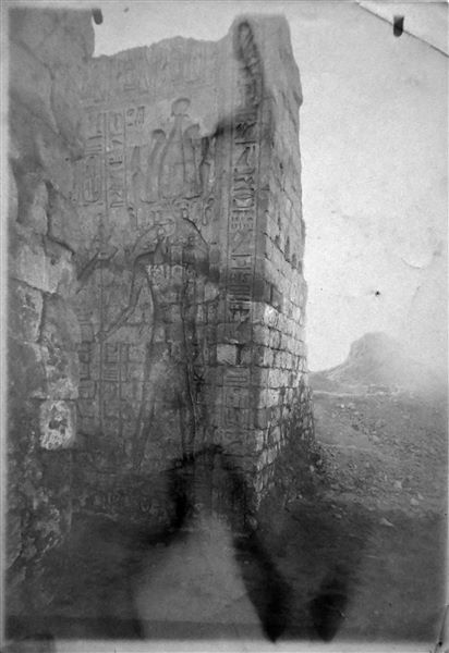 Fotografia dei resti del tempio di Thot nel sito di Ashmunein. Archivio Angelo Sesana. 