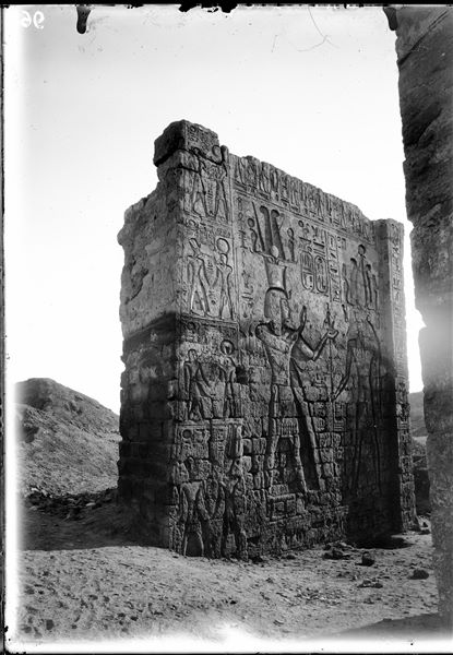 Lato sinistro del portale d’ingresso del tempio di Amon (e Thot) all’interno del temenos del tempio di Thot. A sinistra, il faraone Seti II, a destra, dio Thot. Fotografia scattata dall’esterno del tempio. Scavi Schiaparelli.