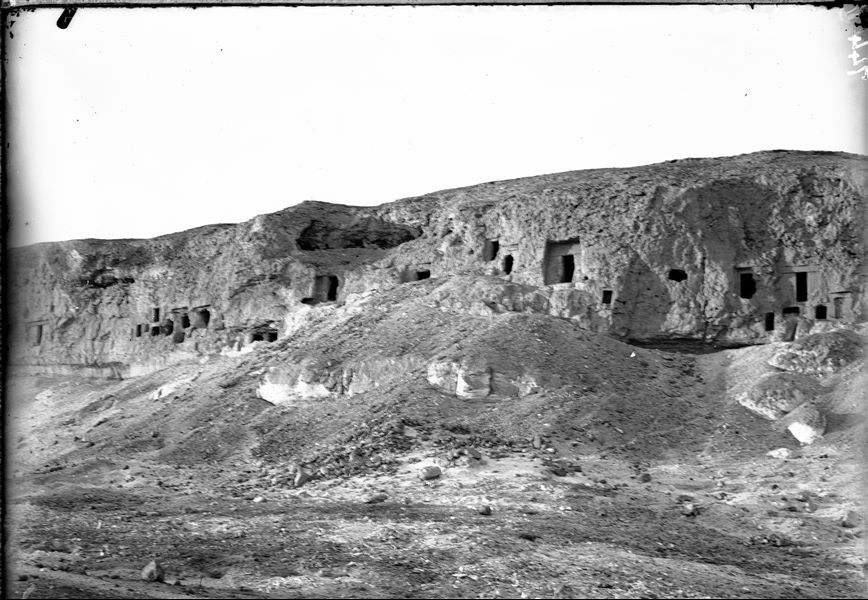 Veduta di una parte della necropoli rupestre di Deir el-Gebrawi, da unirsi alle altre due successive in modo da ricostruire una panoramica del “Northern group of Tombs”, il Gruppo settentrionale di tombe.