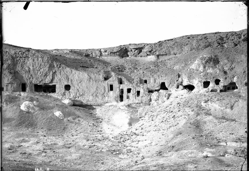 Veduta di una parte della necropoli rupestre di Deir el-Gebrawi. Questa fotografia è stata scattata spostando l’inquadratura della macchina fotografica di poco a destra rispetto all’immagine precedente, mantenendo lo stesso asse verticale.