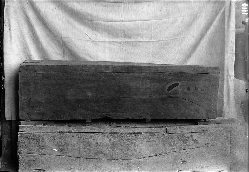 Sarcofago databile al Medio Regno, fotografato nei pressi dell’accampamento. Lato est. Scavi Schiaparelli.