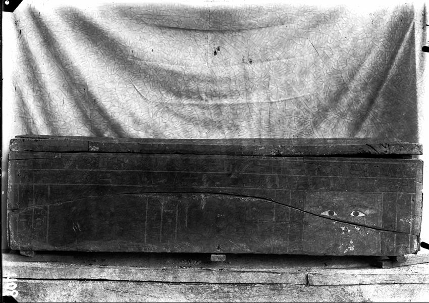 Sarcofago databile al Medio Regno, fotografato nei pressi dell’accampamento. Lato est. Scavi Schiaparelli.