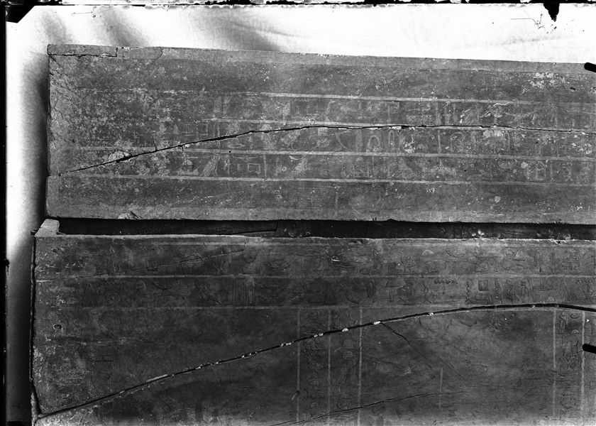 Sarcofago databile al Medio Regno, fotografato nei pressi dell’accampamento. Coperchio e lato ovest. Scavi Schiaparelli.