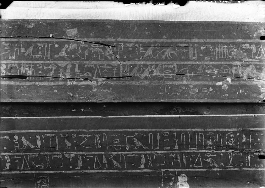 Sarcofago databile al Medio Regno fotografato nei pressi dell’accampamento. S.08918. Lato ovest. Scavi Schiaparelli.