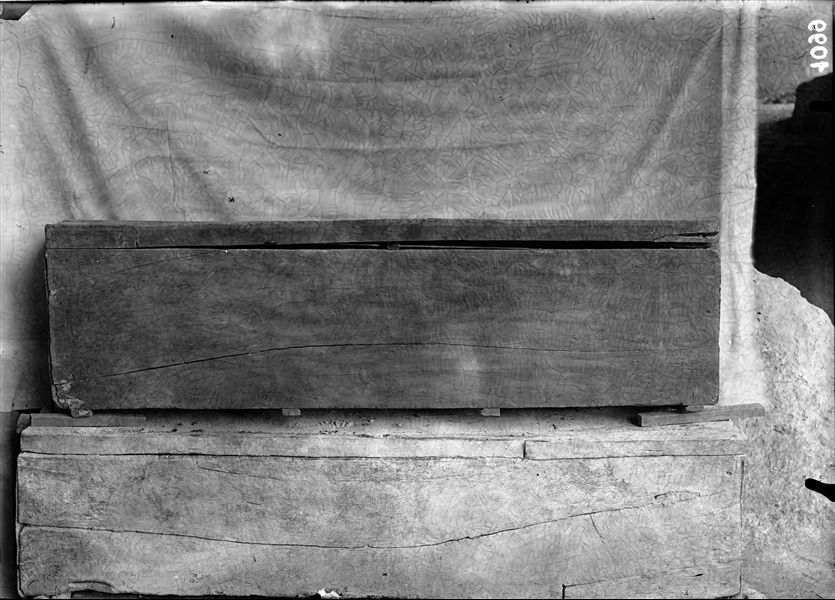 Sarcofago databile al Medio Regno, fotografato nei pressi dell’accampamento. Lato ovest. Scavi Schiaparelli.