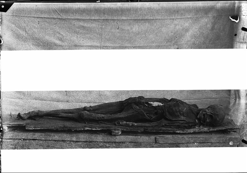 Corpo mummificato fotografato nei pressi dell’accampamento, trovato giacente in un sarcofago ligneo, S.08943. Scavi Schiaparelli.