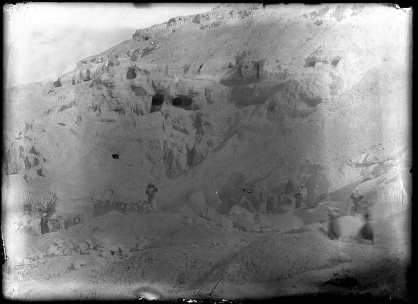 Alcuni operai egiziani a lavoro presso la necropoli rupestre di Assiut. Scavi Schiaparelli.