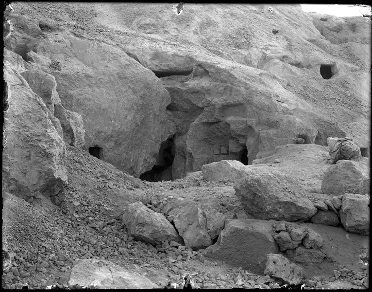 Accesso a una tomba non ancora identificata presso la necropoli di Assiut. Scavi Schiaparelli.