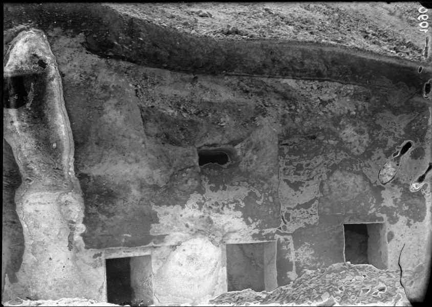 Excavating in the necropolis of tombs yet to be identified. Schiaparelli excavations.