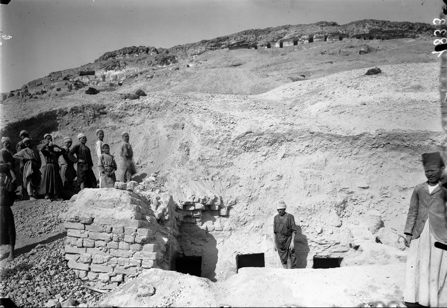 Scavi nella necropoli rupestre (nello step 5), sotto le tombe III e IV, dettagli di un muro in mattoni crudi. Scavi Schiaparelli.