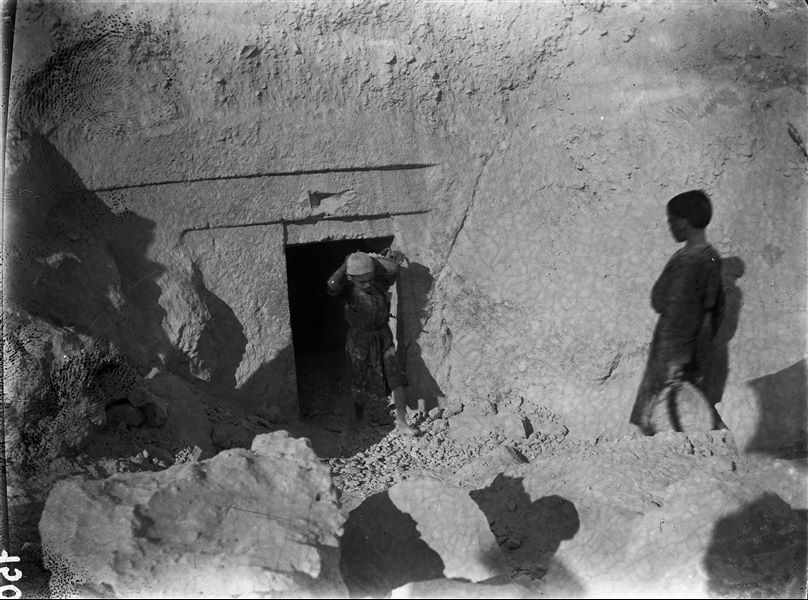 Scavo nella necropoli di tombe non ancora identificate. Scavi Schiaparelli.