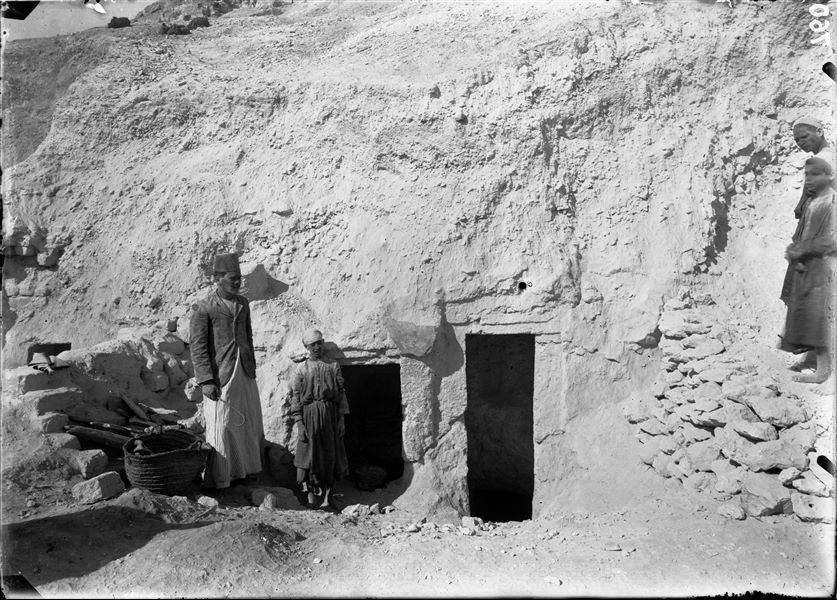 Step 5 of the rock-cut tombs, under tombs III and IV. Details of a mud brick wall. Here, the interpreter and guide Bolos Ghattas is recognisable. Schiaparelli excavations.