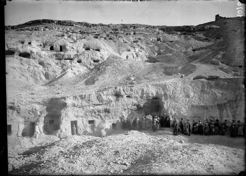 Parte nord-occidentale. In alto, si riconosce Deir el-Azzam, mentre in basso gli operai stanno lavorando al di sotto della Tomba I10.1 e della Tomba H11.1, dei Soldati Settentrionali. Scavi Schiaparelli.