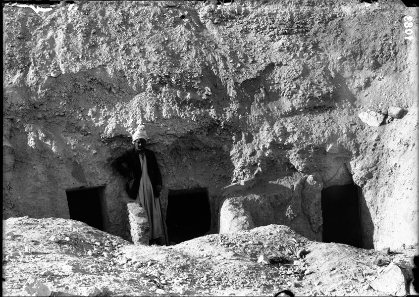 Scavo nella necropoli di tombe non ancora identificate. Scavi Schiaparelli.