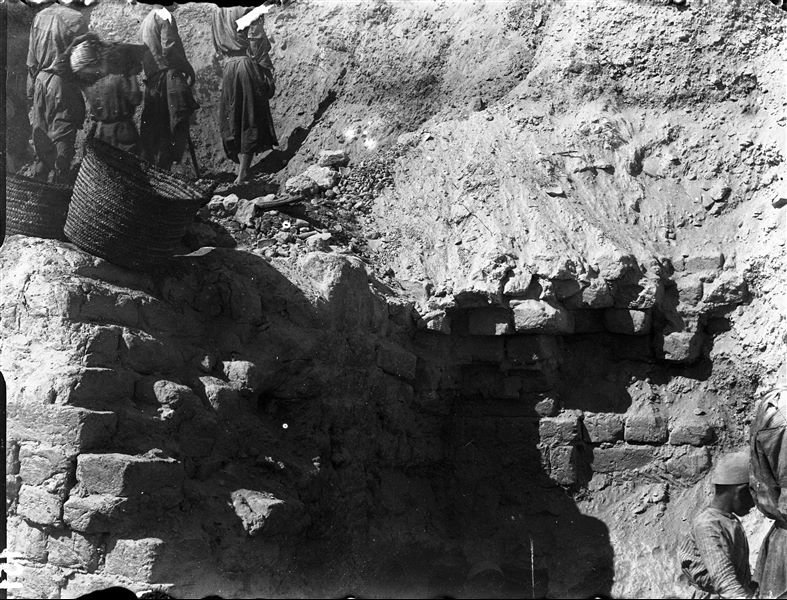 Scavi nella necropoli rupestre (nello step 5), sotto le tombe III e IV. Scavi Schiaparelli.