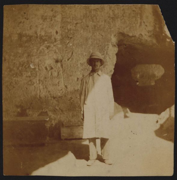 Fotografia di Virginio Rosa all’interno della tomba del nomarca Iti-ibi (Tomba III) durante gli scavi condotti nella necropoli di Assiut nel 1911. Presumibilmente l’autore dello scatto è lo stesso Virginio Rosa, che scattò la fotografia con un autoscatto. Scavi Schiaparelli.