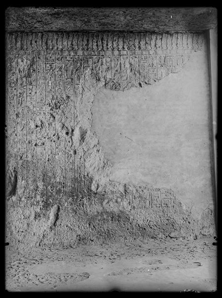 Tomba IV, muro nord, iscrizione autobiografica del nomarca Khety II presso la necropoli di Assiut. Scavi Schiaparelli. 