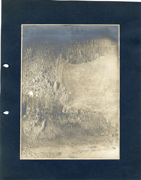 Tomba di Kheti II (Tomba IV), parete nord, iscrizione autobiografica del nomarca Kheti II, governatore di Assiut. Una parte della parete, dove anticamente era stato aperto un passaggio, è già stata murata. Scavi Schiaparelli.