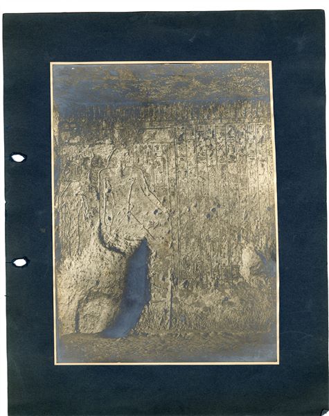Tomba IV, parete nord, iscrizione autobiografica del nomarca Khety II, governatore di Assiut, rappresentato sulla sinistra. Scavi Schiaparelli.
