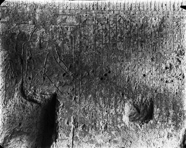 Tomba IV, parete nord, iscrizione autobiografica del nomarca Khety II, rappresentato sulla sinistra. Scavi Schiaparelli.