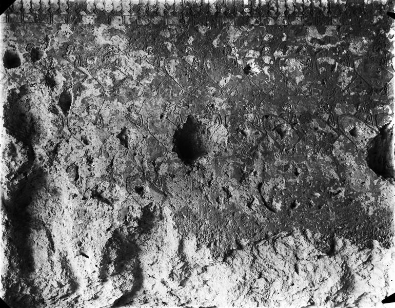 Tomba di Kheti II (Tomba IV), muro sud, raffigurazione di soldati in marcia. Sopra, un fregio composto da khekeru. Scavi Schiaparelli.