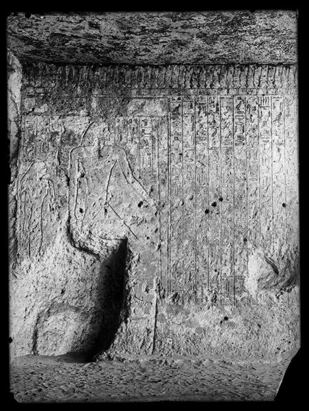  Inscriptions engraved on the wall in the tomb of the nomarch Khety II (tomb IV) in the necropolis of Asyut. Schiaparelli excavations.