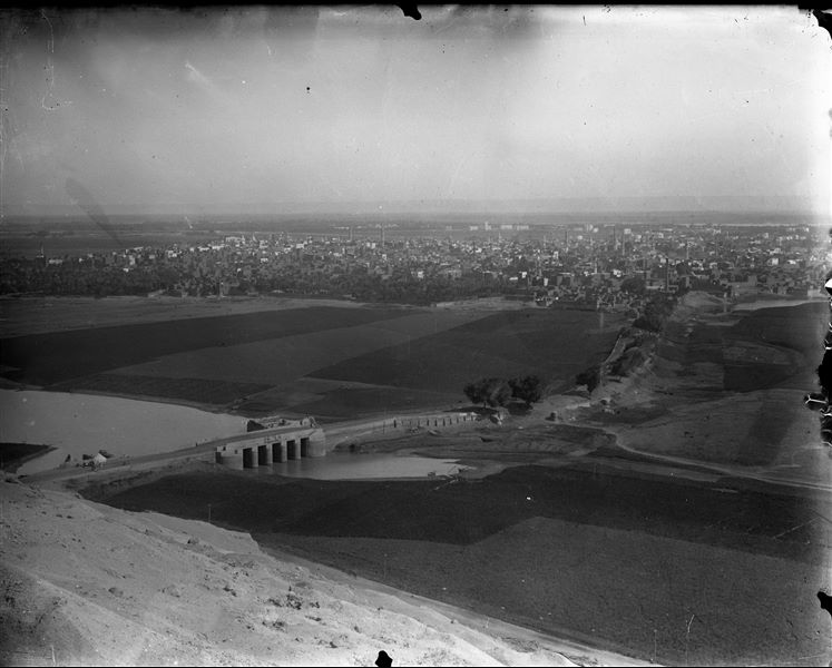 La città di Assiut fotografata dalle colline con in primo piano un ponte. Scavi Schiaparelli.