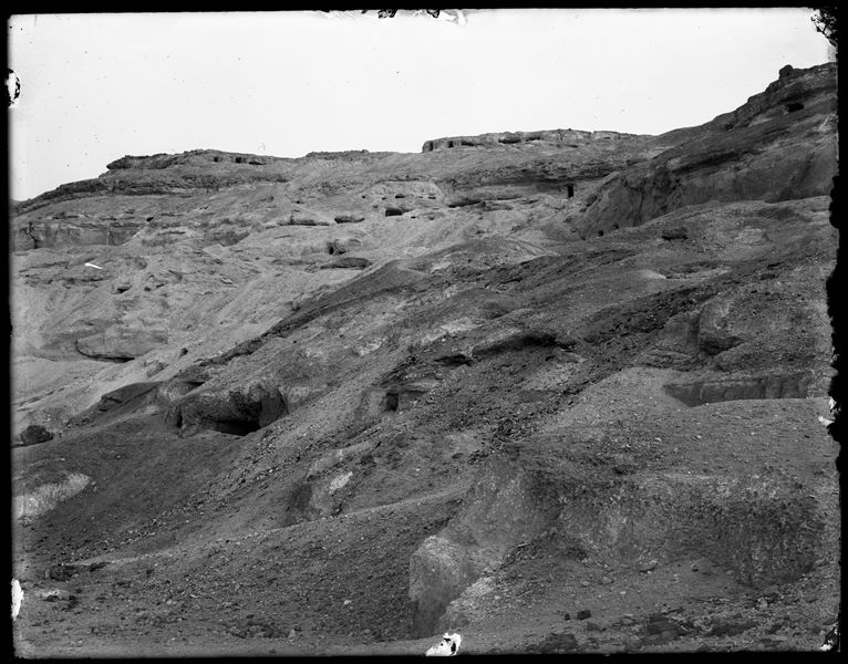 Veduta della necropoli rupestre di Assiut. Scavi Schiaparelli.