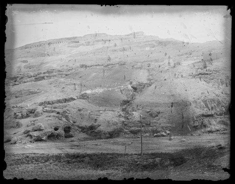 La necropoli rupestre di Assiut, fotografata dal basso. Scavi Schiaparelli.