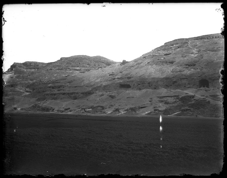 Veduta generale della necropoli rupestre di Assiut, fotografata dalla pianura. Scavi Schiaparelli. 