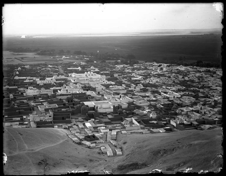 l cimitero moderno di Assiut vista dall'alto. Sull'orizzonte si riconosce il fiume Nilo. Scavi Schiaparelli.