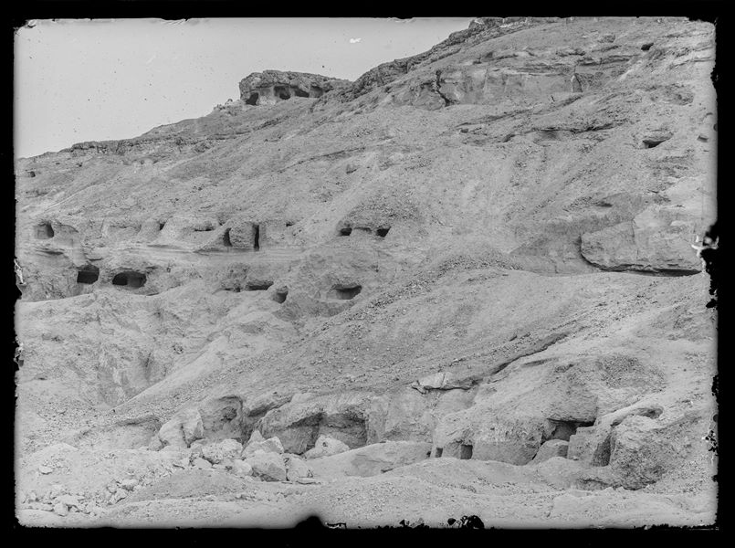 Veduta di diversi accessi a tombe presso la necropoli rupestre di Assiut. Scavi Schiaparelli.