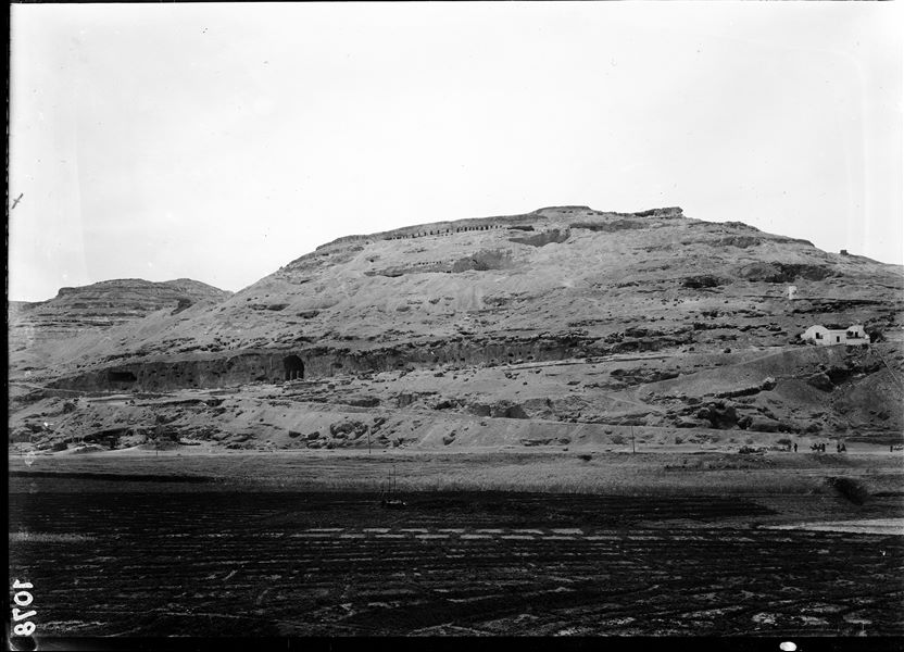 Assiut, la necropoli rupestre vista dalla città. Si nota, sulla sinistra, la Tomba I, del nomarca Djefa-hapi I. Scavi Schiaparelli.