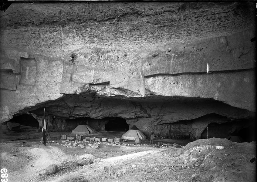 Accampamento della Missione Archeologica Italiana presso le grotte e cave di pietra di Qau el-Kebir. Il personaggio fotografato è Benvenuto Savina. Scavi Schiaparelli.