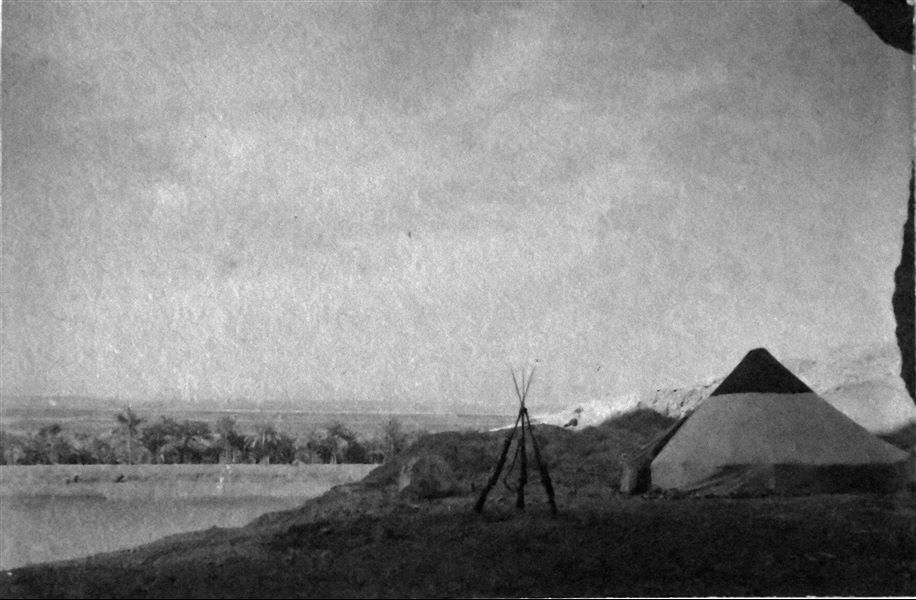 Accampamento della Missione Archeologica Italiana nei pressi di Qau el-Kebir. Fotografia scattata dalla grotta utilizzata come campo-base per gli scavi. In primo piano, i fucili in dotazione alla Missione, forniti dall’Esercito Italiano. Archivio Angelo Sesana. 