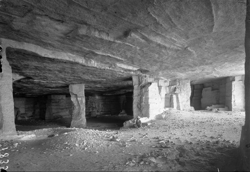 Qau el-Kebir, interno delle grotte dove si trovavano le cave. Scavi Schiaparelli.