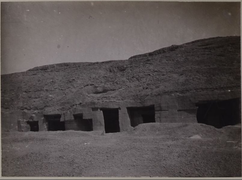 Fotografia di una delle grotte, utilizzate come cave, nelle vicinanze della necropoli rupestre di Qau el-Kebir. Album fotografico, Scavi Schiaparelli.