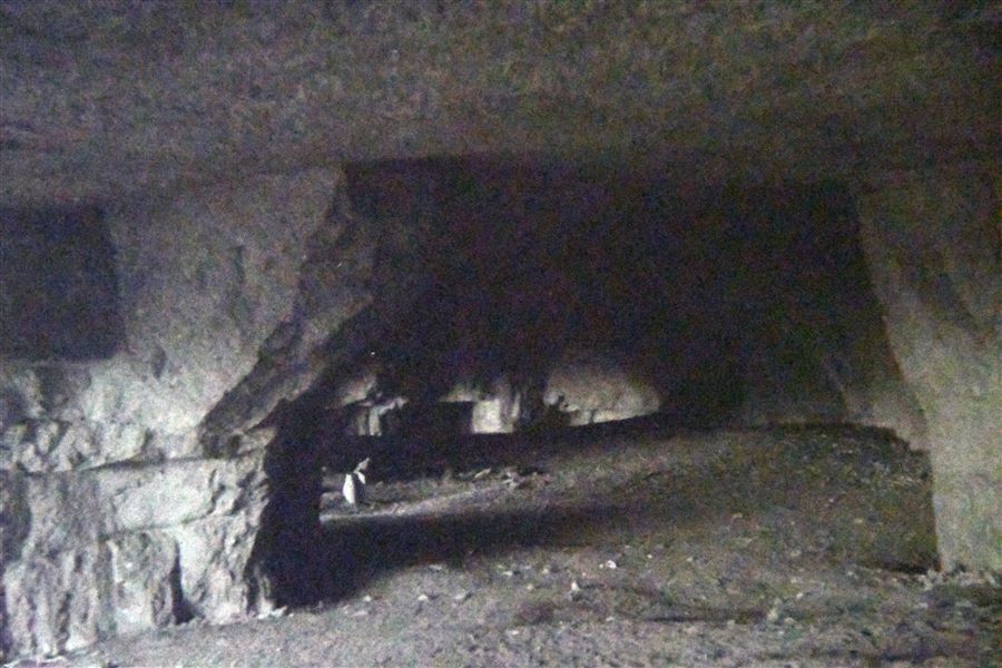 Fotografia della grotta di Qau el-Kebir utilizzata come cava. Archivio Angelo Sesana.