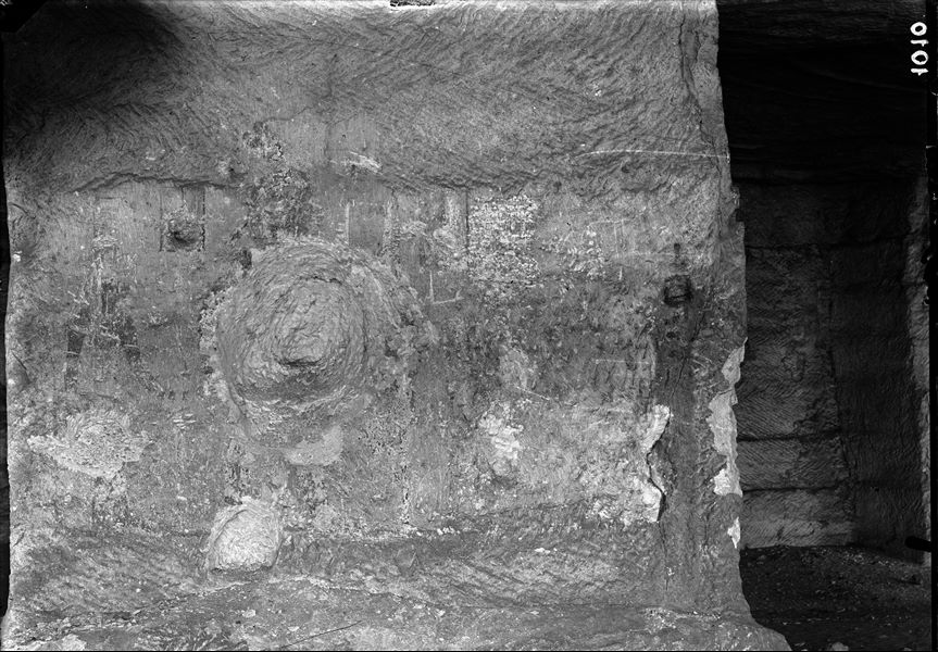 Pitture di età Greco-romana presumibilmente nelle grotte di Qau el-Kebir, rappresentante il dio Anteo e la dea Nefti. Anteo è al centro della fotografia, molto rovinato. Da una riproduzione di Golenischeff (ZAS XXII, 1882), il graffito si evince che nell’arco di tempo compreso tra il 1882 e il 1905 il graffito è stato intenzionalmente rovinato. Scavi Schiaparelli.