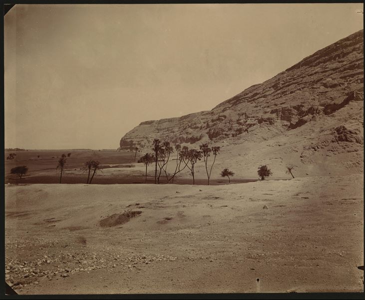 Veduta del paesaggio e della catena montuosa nei pressi dell’area archeologica di Hammamiya. In primo piano si notano alcuni saggi di scavo effettuati nel terreno. Scavi Schiaparelli.