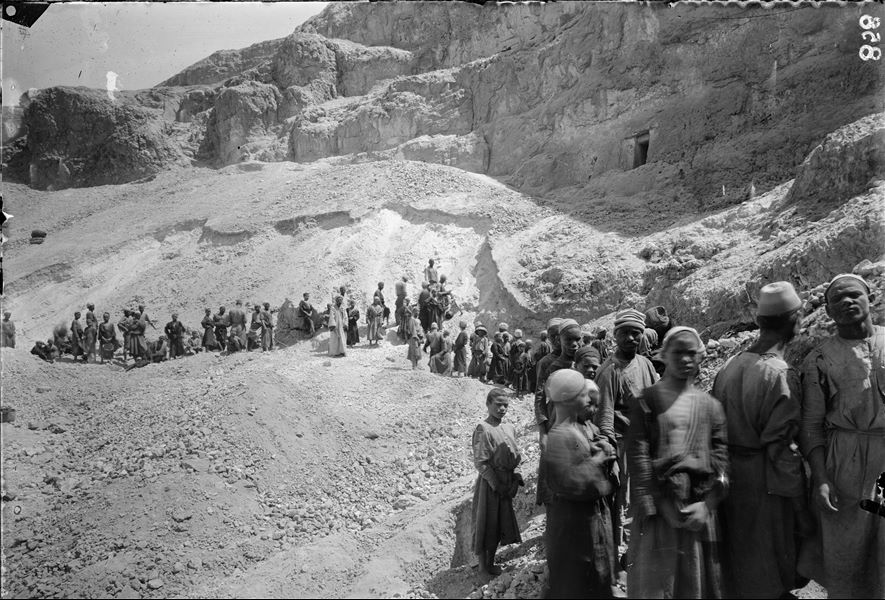Veduta dei lavori di scavo sulla montagna (da didascalia originale di Schiaparelli). Scavi Schiaparelli.