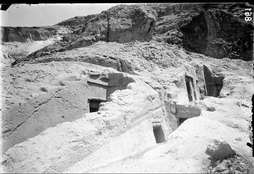 Ingressi di tombe scavate nella roccia (da didascalia originale). Sulla destra, l’ingresso della tomba di Kai-khent (A3), oggi coperto con una struttura in cemento. Al centro, l'ingresso della tomba di Kai-khent (A2). A sinistra, ingresso della tomba di Djefai-ded (A1). Scavi Schiaparelli.