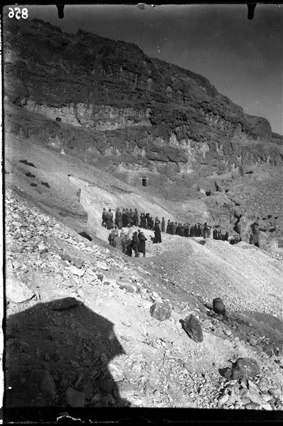 Veduta dei lavori di scavo sulla montagna (da una didascalia originale di una fotografia di Schiaparelli con angolazione diversa ma con soggetto medesimo). Scavi Schiaparelli.
