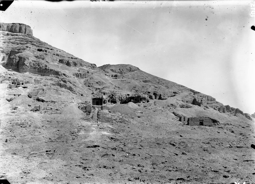 Vista della necropoli rupestre, al centro la tomba di Uahka II. A est (destra), il cosiddetto pilone, a cui segue la cappella. A ovest (sinistra) della via processionale, i resti della cosiddetta tomba greca. Scavi Schiaparelli.