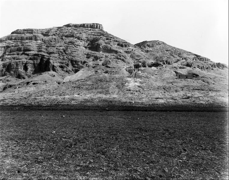 Overview of the rock-cut tombs, in the easternmost area. In the centre, the tomb of Wahka II can be identified and to the east (right) the pylon followed by a chapel are visible. Schiaparelli excavations.
