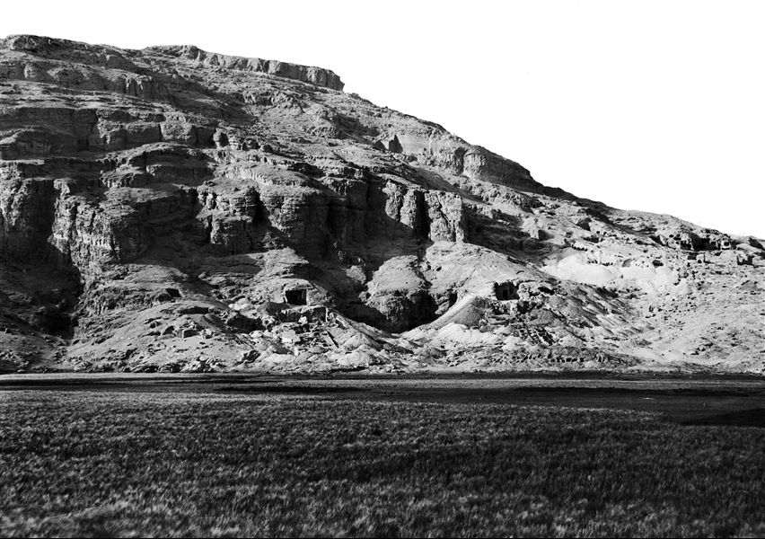 Panoramica della necropoli rupestre. Da ovest (sinistra): la tomba n° 6, la tomba di Uahka I (al centro), la tomba di Ibu, le cave di pietra. All’estrema destra si intravede la tomba di Uahka II. Scavi Schiaparelli.