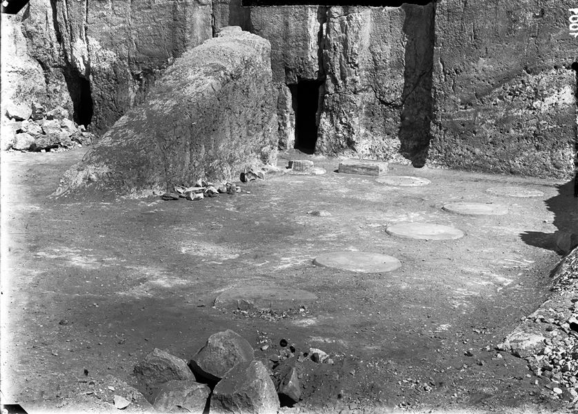 Tomb of Wahka II, lower courtyard. Photograph probably taken towards the end of the excavation works. Schiaparelli excavations.