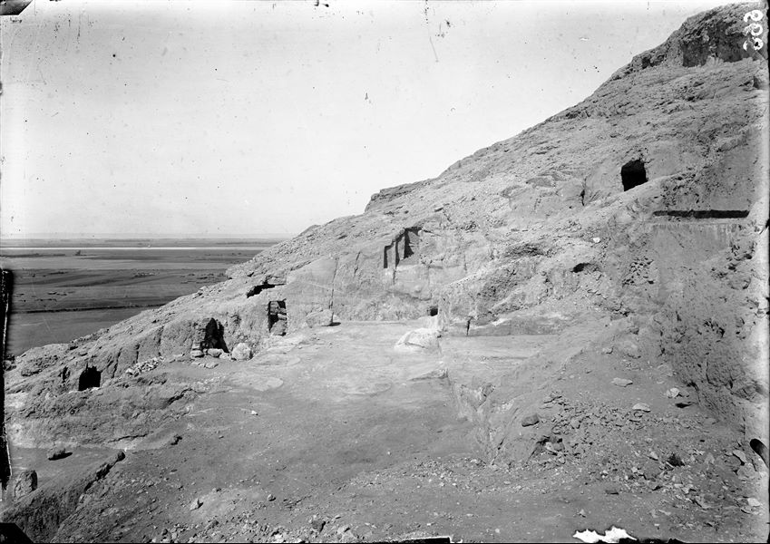 Tomb of Wahka II, upper courtyard. In the background, the plain in front of the burials. Schiaparelli excavations.