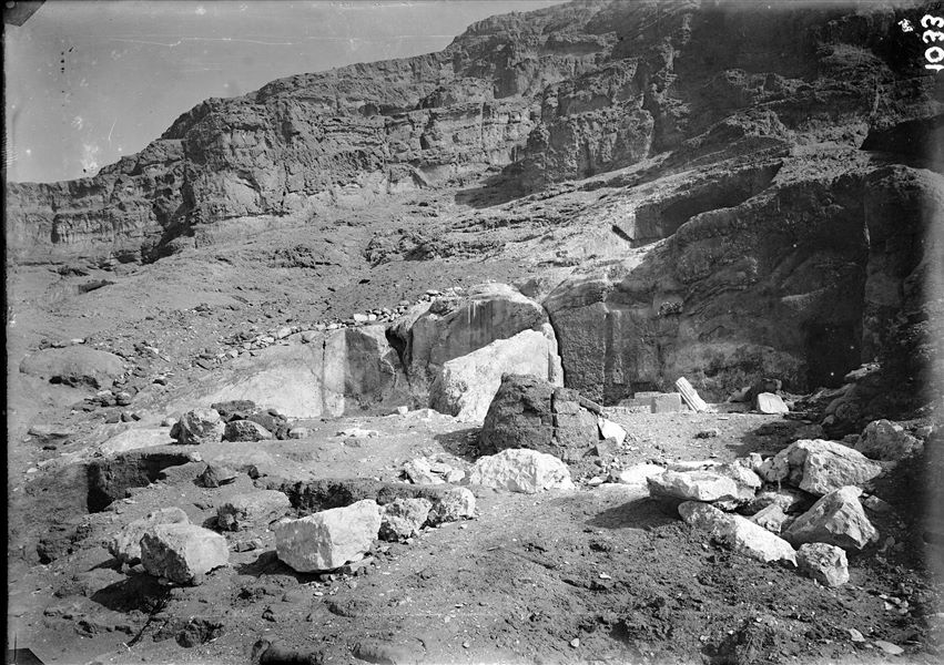Tomb of Wahka I, lower courtyard. The statue of Wahka I is still in situ today, while the remains of a fluted column (S.04239) were brought to Turin. 
 Schiaparelli excavations.
